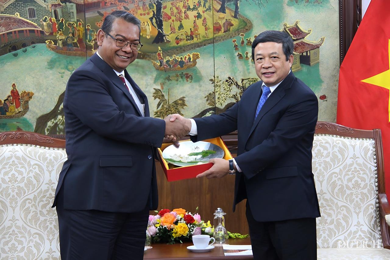 Thứ trưởng Đoàn Văn Việt tặng quà cho ông Dato’ Roslan Tan Sri Abdul Rahman